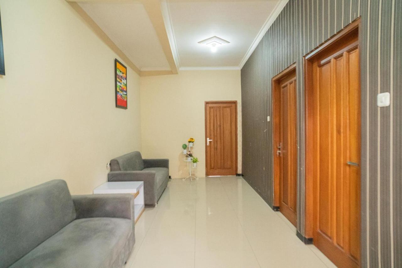 Reddoorz At Villa Akbar 3 Batu  Kültér fotó