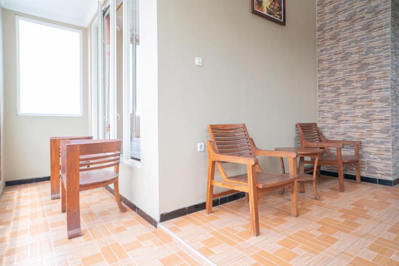 Reddoorz At Villa Akbar 3 Batu  Kültér fotó
